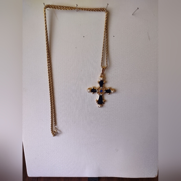 Enamel Cross with 24" rope chain. - Picture 2 of 2